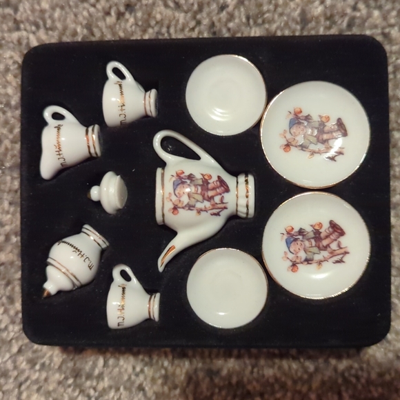 Reutter Porzellan MJ Hummel Miniature Tea Set - Picture 5 of 8